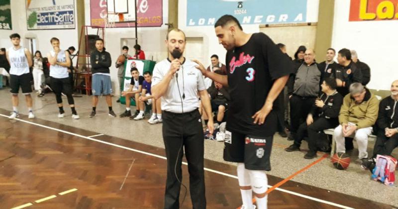 El rbitro lomanegrense Andrés Alvarez se despidió en una jornada muy emotiva