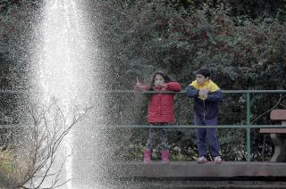 Niños disfrutando las vacaciones de invierno en el predio de La Mxima