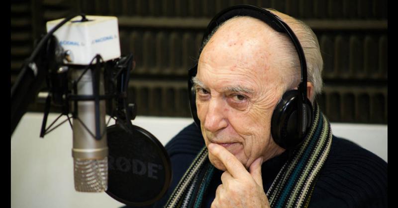 Había encontrado consuelo en el retorno a su hbitat natural- la radio