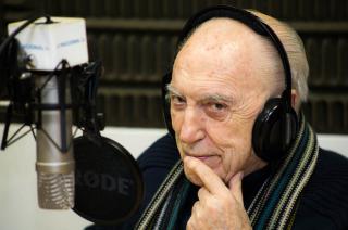 Había encontrado consuelo en el retorno a su hbitat natural- la radio
