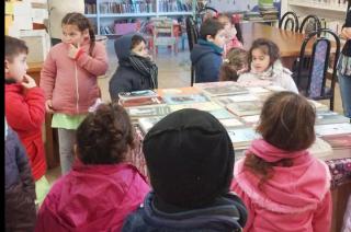 Alumnos del Jardiacuten 911 en la Biblioteca de Sierras Bayas