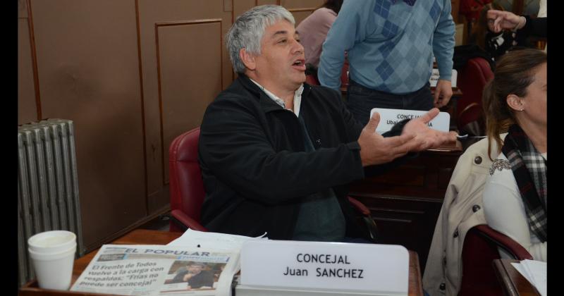 El concejal Juan Snchez mostró en la sesión la tapa del Diario El Popular del 6 de julio