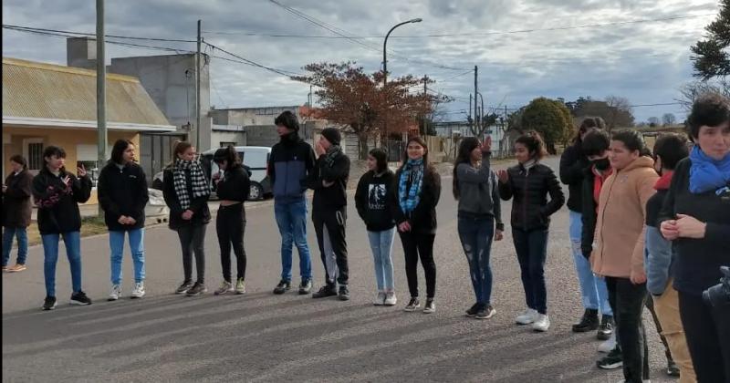 Acto comunitario y desfile en Sierra Chica por el Diacutea de la Independencia