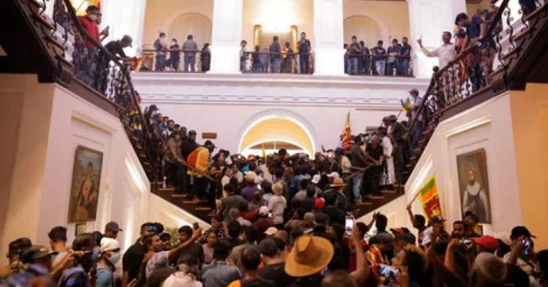 Una multitud asaltoacute la residencia del Presidente en Sri Lanka y exigen su renuncia