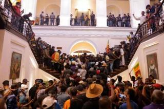 Una multitud asaltoacute la residencia del Presidente en Sri Lanka y exigen su renuncia
