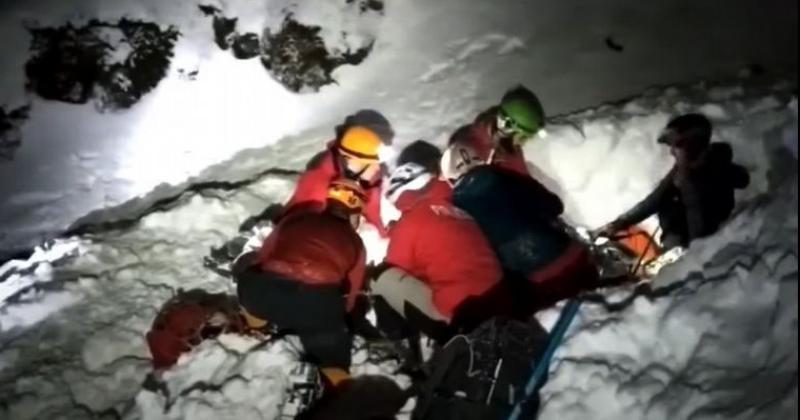 Un bombero olavarriense y su perro rescataron a un esquiador de una avalancha en Ushuaia