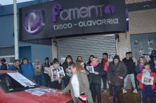 Familiares y allegados del joven se manifestaron frente al local- al día siguiente se revocó la habilitación