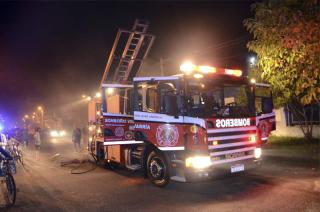 Tres dotaciones de Bomberos trabajaron en el incendio de una vivienda