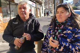 Laura y Roberto los padres de Daiana Soledad Abregú en una pausa durante la espera en La Plata