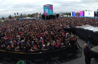 Con maacutes de 30 mil personas cerroacute la primera jornada de FINDE en La Plata