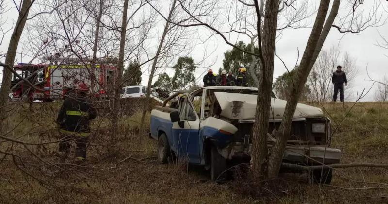 En cercanías de la Escuela Nº 18 donde una camioneta Ford F-100 se despistó de la ruta 86 y chocó contra un rbol