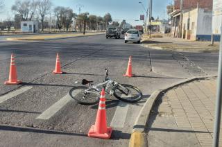 Una ciclista cayoacute sobre la cinta asfaacuteltica y fue trasladada al Hospital