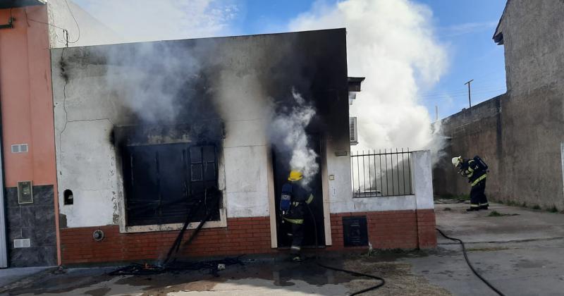 Un incendio en una vivienda provocoacute peacuterdidas totales