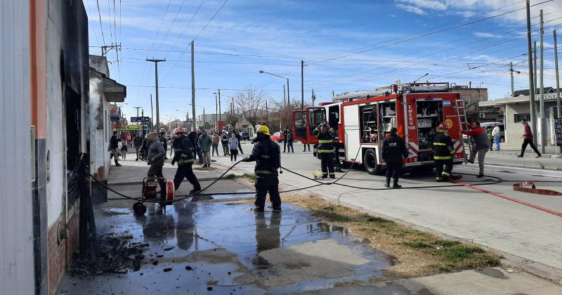 Un incendio en una vivienda provocoacute peacuterdidas totales