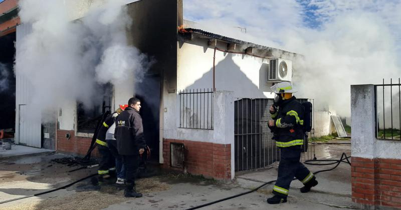 Un incendio en una vivienda provocoacute peacuterdidas totales