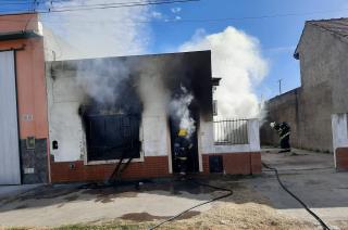 Un incendio en una vivienda provocoacute peacuterdidas totales