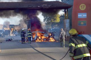 Dos personas fallecieron en un impactante choque e incendio en Camino de los Peregrinos