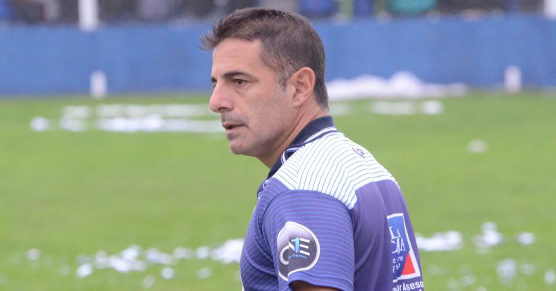 Miguel Aranzbal es el DT de Hinojo