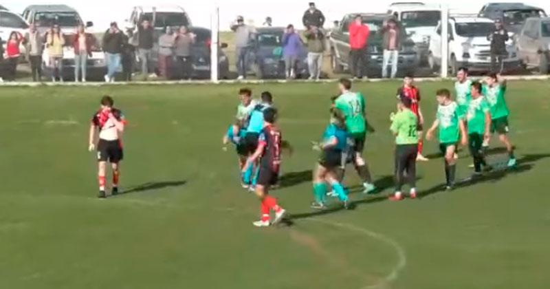 El jugador le pegó por detrs a la jueza Terminó aprehendido