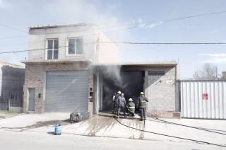 Un cortocircuito en un electrodomeacutestico provocoacute el incendio de un taller