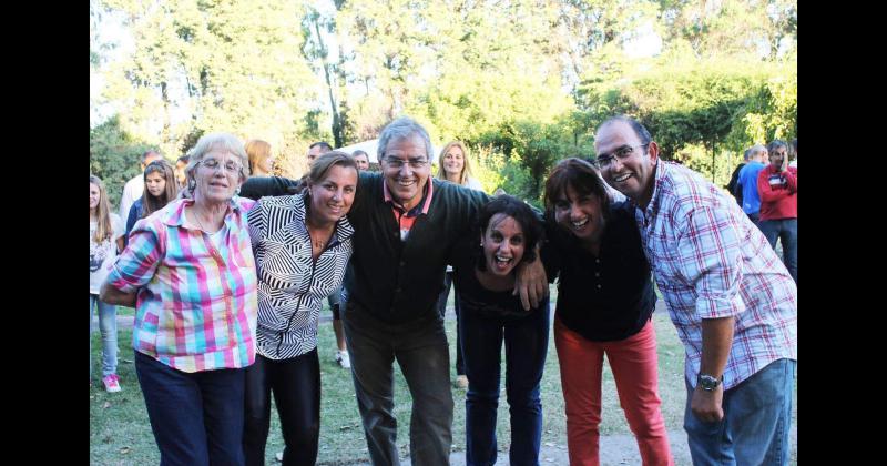 Los cuatro y sus padres El pap murió por un tumor hace pocos años