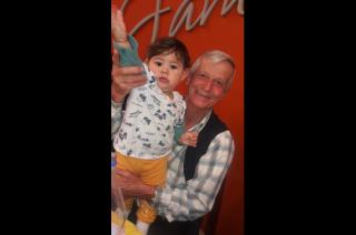 Cumplió 70 años Daniel Núñez en la foto junto a su nieto (Foto Miriam Castellano)