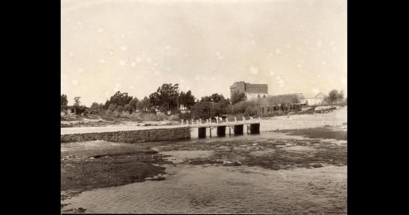 El antiguo puente que cruzaba el arroyo Tapalqué en el sector de la actual avenida avenida Del Valle construido en 1932 y que con el paso del tiempo fue conocido como puente Ferreccio o puente de Ferreccio