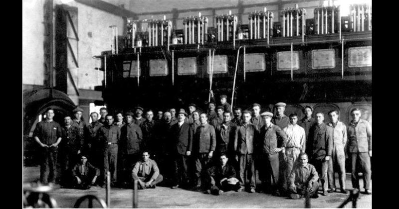 A fines de la década de 1930 se observa a los trabajadores de la Usina de la fbrica de cemento Loma Negra ubicada en la localidad de Villa Alfredo Fortabat