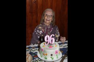 Delmira Alvarez de Farías al cumplir sus 96 años (Enrique Zelaya Fotografías)