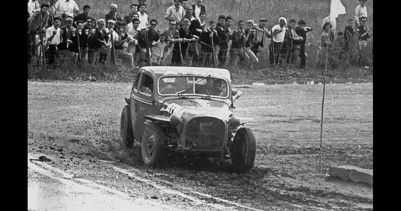 Una de las últimas fotos del piloto de Juan Glvez en su cupé Ford Nº 5 registrada el 3 de marzo de 1963 antes de sufrir el accidente donde fallecería cuando lideraba la 10ª Vuelta de Olavarría de Turismo Carretera
