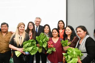 El Presidente firmoacute un convenio entre cooperativas de la economiacutea popular y Chango Maacutes