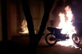 Un hombre prendioacute fuego su moto para evitar que se la secuestren