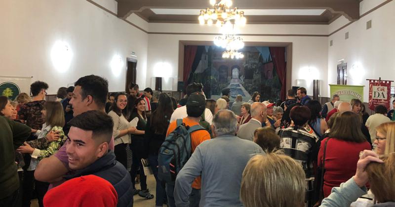 Con un gran marco de puacuteblico se realizoacute la Fiesta de las Colectividades