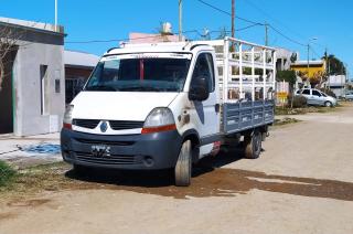 Desconocidos a bordo de una moto arrojaron combustible y prendieron fuego una camioneta