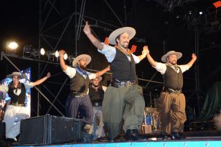 Convocatoria para el Diacutea del Bailariacuten Folkloacuterico Argentino