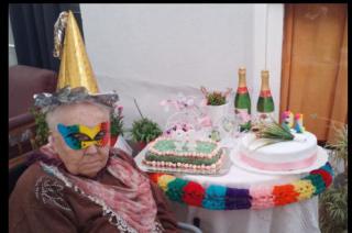 María De Jesús Vindeirinho al cumplir 91 años festejados en el Hogar La Casa de mis Nietos