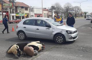 Una motociclista resultoacute herida tras impactar contra un remis