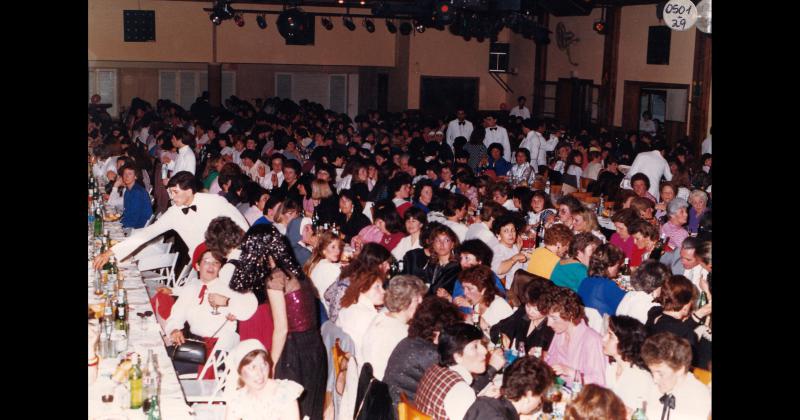 En el salón de la Sociedad de Fomento Pueblo Nuevo el 10 de septiembre de 1986 ms de 700 docentes olavarrienses participaban de la Cena del Día del Maestro la que se extendía hasta las 6 de la mañana