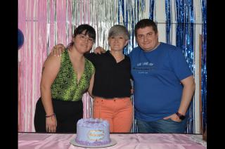 Adriana Andrade el día de su cumpleaños junto a sus hijos Tamara y Juan (Fotografía Miriam Castellano)