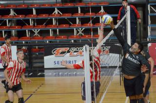 Estudiantes tuvo sus partidos por el M�ster Voley