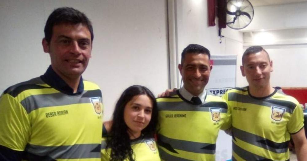 Los rbitros con nuevas camisetas en medio de la fiesta
