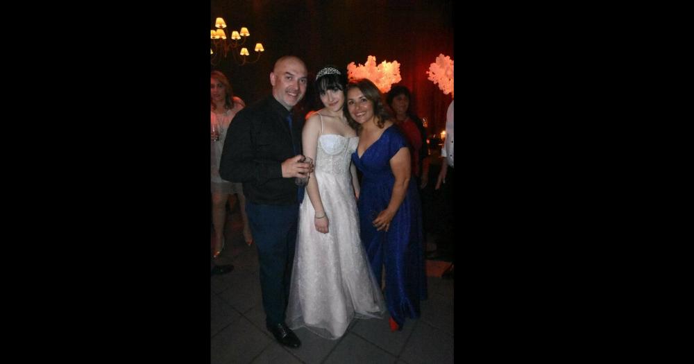 Denisse con sus paps la noche de sus 15 (Fotografía Miriam Castellano)