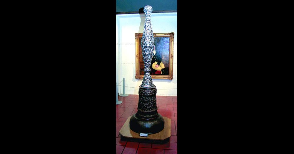 El jarrón de plata La Evolución de la Vida es una las obras fundamentales realizadas por orfebre Dmaso Arce quien lo cinceló entre 1925 y 1932