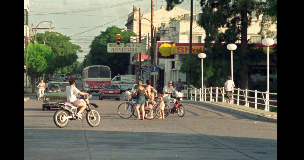 Imagen del puente de la calle Coronel Surez sobre el arroyo Tapalqué registrada a mediados de la década de 1990 en una vista registrada desde el sector del barrio Pueblo Nuevo hacia el centro de la ciudad