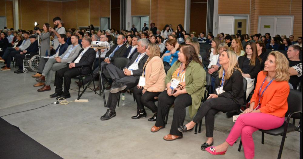 Emocioacuten y reconocimientos en la apertura del III Congreso del Hospital