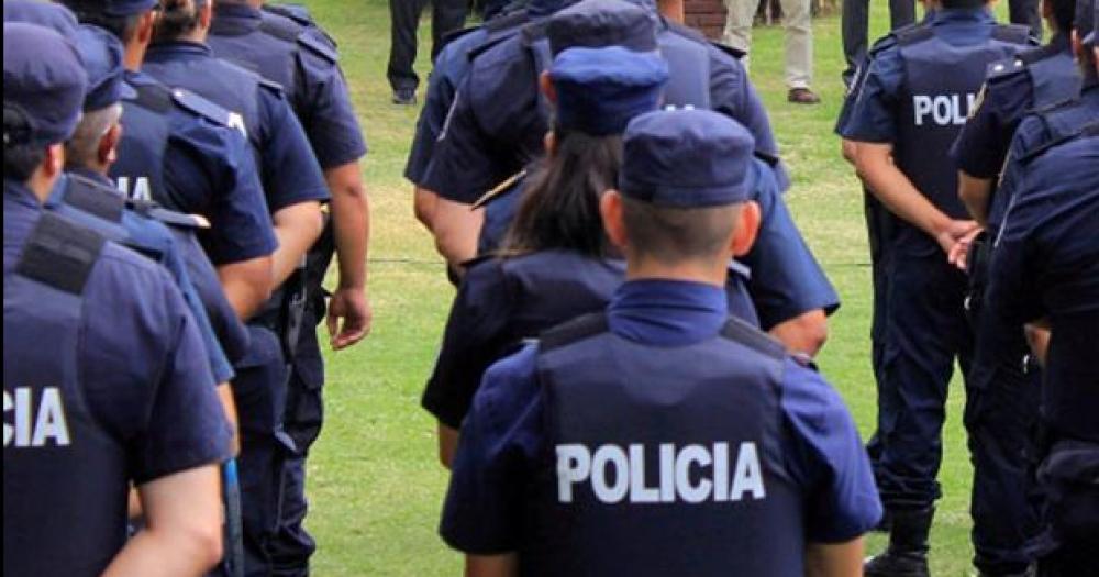 El sueldo bsico de un oficial se incrementa 171-en-porciento- a partir de diciembre en relación al mismo mes del año anterior
