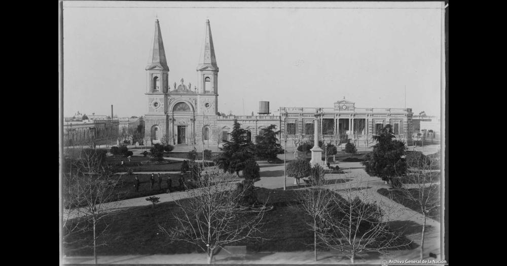 Una de las vistas ms antiguas de que se tenga registro de la plaza Coronel Olavarría Al centro la casa parroquial A la derecha la antigua Municipalidad (Archivo General de la Nación  Colección Marcos Rodríguez)