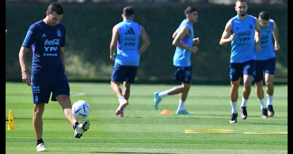 Scaloni solo haciendo juegos con la pelota Pensativo analiza cambios para el sbado