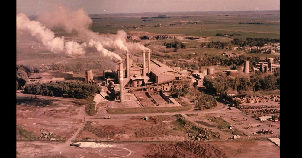 Imagen rea de la fbrica de cemento Loma Negra ubicada en la Villa Alfredo Fortabat entre las décadas de 1970 y 1980