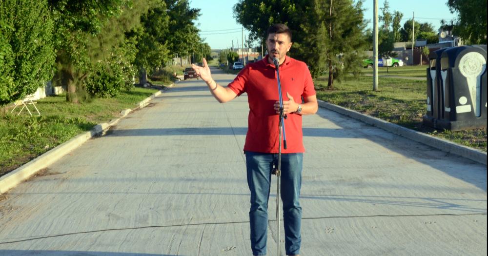 Ezequiel Galli inauguroacute la obra de pavimentacioacuten del barrio AOMA